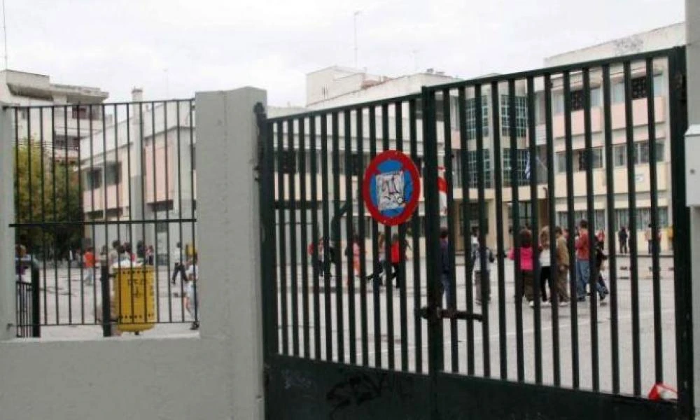 64χρονος έσπασε την πόρτα σχολείου στο Διακοπτό και έβρισε μαθητές - Τον ενοχλούσε αδέσποτο που φρόντιζαν